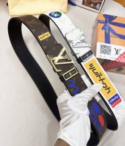 皮带：Lv..路易..顶级原单复刻. 腰带：百分百头层牛皮，保证真皮。不规则雕花24K纯钢扣涂鸦彩绘图案艺术双面可用专柜同等质量， 送人自用首选 包装： 请认准