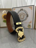 品名 Versace.范思哲 材质 原单牛皮腰带 百分百头层牛皮腰带保证真皮 24K纯钢扣 专柜原单品质 做工精细 时尚大牌 送人自用首选 包装 请认准如图专柜