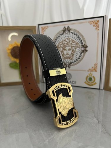 品名 Versace.范思哲 材质 原单牛皮腰带 百分百头层牛皮腰带保证真皮 24K纯钢扣 专柜原单品质 做工精细 时尚大牌 送人自用首选 包装 请认准如图专柜
