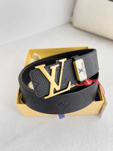 品名： Lv..路易..威登腰带皮带原单 型号：挂扣，经典纯钢材质面字母挂扣，头层牛皮，图片实物拍摄材料：头层牛皮，挂扣系列，纯钢材质扣头，钯镀电镀工艺永不掉色