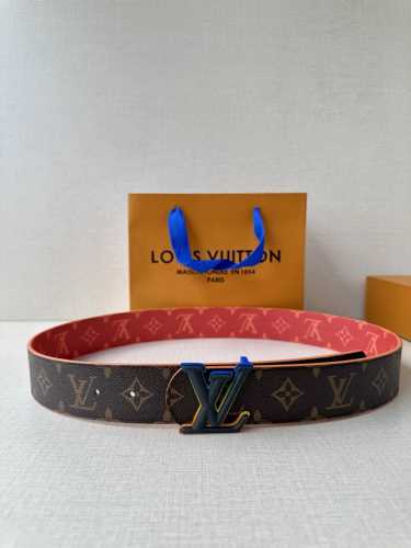 4.0宽Lv Dimension Sunset 双面腰带取材 Monogram 涂层帆布，以温暖色调再现晨光夕照的美妙意境 效果搭扣捕捉时间流逝之美。