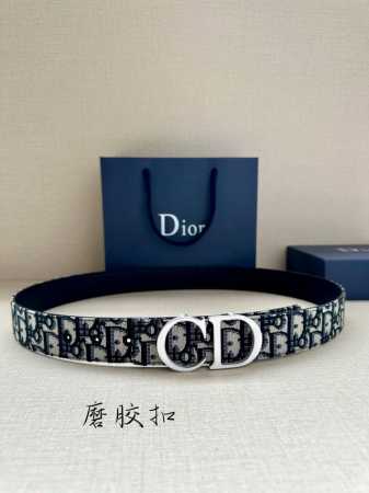 特 宽度3.5Cm Dior 这款腰带扣采用磨胶“Cd”标志造型，以金属覆层黄铜精心打造。可与各式 35 毫米腰带搭配，提升格调，打造优雅精致的造型。 - 点击图像关闭
