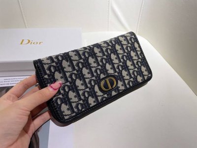 Dior 0936颜色 黑色尺寸：19.5*10.5*3 Dior专柜最新款！Dior长款拉链钱包Oblique 印花正面饰有“Cd”徽标，搭配头层牛皮，容量大