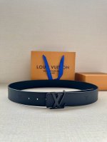4.0宽 本款 Lv Initiales Blason 40 毫米双面腰带诠释创意总监 Pharrell Williams 对品牌传统与摩登风尚的热忱。柔软皮革