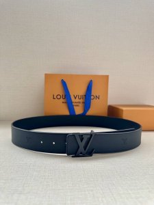 4.0宽 本款 Lv Initiales Blason 40 毫米双面腰带诠释创意总监 Pharrell Williams 对品牌传统与摩登风尚的热忱。柔软皮革