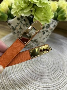 高货版本H家爆款Kelly凯莉腰带 2.0Cmepsom小牛皮腰带，搭配镀钯Kelly皮带扣。借助巧妙的连接设计，可以将腰带系于腰间或髋部。