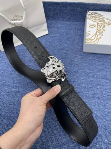 品牌华沙驰 特 描述采用高级 Signature原版皮精制而成，触感厚实，饰以范思哲美人头商标带扣。腰带为意大利尺寸，请在购买前参阅腰带尺寸指南. 钢扣镶钻金属