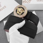 宽度4.0Cm Versace 此款荔枝纹砂底腰带采用柔软牛皮革于意大利精制而成，配有金色圆形腰带扣，饰有带水晶装饰的美杜莎。