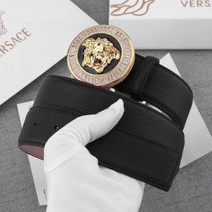 宽度4.0Cm Versace 此款荔枝纹砂底腰带采用柔软牛皮革于意大利精制而成，配有金色圆形腰带扣，饰有带水晶装饰的美杜莎。