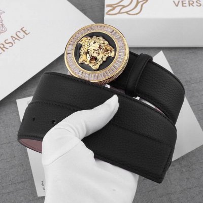 宽度4.0Cm Versace 此款荔枝纹砂底腰带采用柔软牛皮革于意大利精制而成，配有金色圆形腰带扣，饰有带水晶装饰的美杜莎。