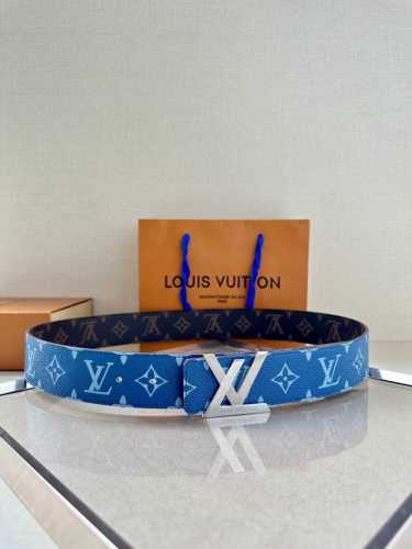 特 本款 4.0宽 Lv Initials 双面腰带展现经典Monogram 帆布的缤纷演绎，以 Lv 字母搭扣彰显瞩目风范，可为经典或休闲造型注入摩登新意