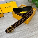 Fendl 芬迪 专柜同款 宽40Mm 标志造型宽皮带。钉扣式带扣。棕色小牛皮制成。印有浮雕手绘黑色与棕色 Ff 图案。镀金表面金属制品，品质保证。