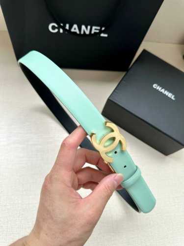特 宽度3.0Cm Chanel香奈儿 旋转 双c小牛皮与银色 枪色 金色金属腰带 多颜色女款腰带搭配！此五金可旋转使用 带身均两面颜色 。
