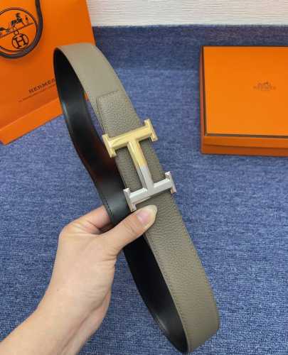 品牌爱玛仕 No.550 描述经典系列新品腰带，采用小牛皮材质，完美搭配手工车线，经典配色，可搭配商务西装或更为休闲的造型。腰带为法国尺寸，请在购买前参阅腰带尺