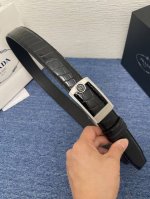 【品牌】普拉达自动扣 P210 【描述】双面原版皮，原板扣、这款饰有带扣的腰带配以水牛皮衬里，覆以Monogram 牛皮。展现细腻的品牌特质，是牛仔裤的理想配件