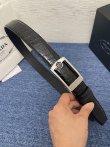 【品牌】普拉达自动扣 P210 【描述】双面原版皮，原板扣、这款饰有带扣的腰带配以水牛皮衬里，覆以Monogram 牛皮。展现细腻的品牌特质，是牛仔裤的理想配件