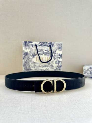 宽度3.5 Cm Dior 迪奥两面腰带款式迷人多样，采用多种材质精心打造，为各式廓形增添点睛之笔，彰显优雅醒目的气质。向迪奥钟爱的细节艺术致敬，彰显非凡的高雅