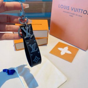 Louis Vuitton官网款 Lv Cloches-Cles包饰与钥匙扣。 Monogram Eclipse Dragonne 包饰与钥匙扣此款Dragon