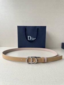宽度2.0Cm Dior 这款 Montaigne 腰带从同名手袋汲取灵感 可翻面使用 以双面设计重新诠释经典 采用光滑牛皮革等材质精心制作 一面为浅黄色 另一