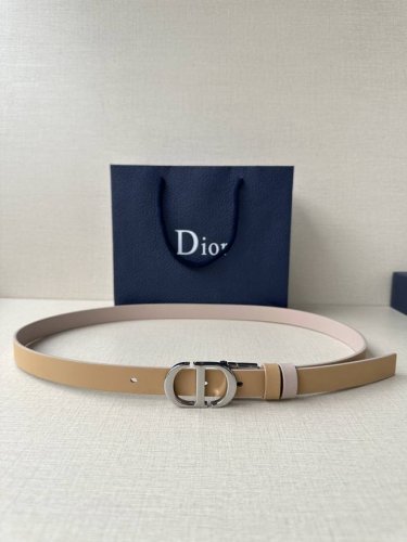 宽度2.0Cm Dior 这款 Montaigne 腰带从同名手袋汲取灵感 可翻面使用 以双面设计重新诠释经典 采用光滑牛皮革等材质精心制作 一面为浅黄色 另一