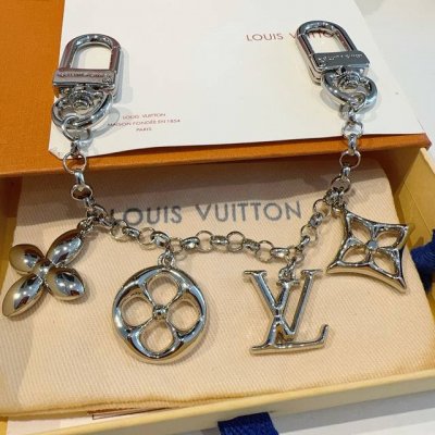 Lv钥匙扣 包饰 包包挂件 金色&银色 M01188 Spring Street Chain 包饰将 Monogram 花卉和 Lv 字母等经典元素化为袖珍挂饰
