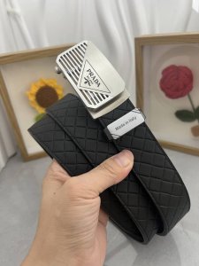 品名：普拉达 原单 自动带 材质：原单牛皮腰带 百分百头层牛皮腰带保证真皮，24K纯钢扣，专柜原单品质、做工精细，时尚大牌，送人自用首选 包装： 请认准如图专柜