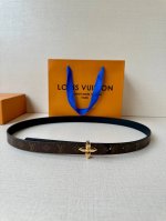 2.0宽 Lv Mini Flowergram 双面腰带取材 Monogram 帆布和缝线皮革，以尖瓣 Monogram 花卉搭扣映衬榄尖形腰带末端，为纤细设计