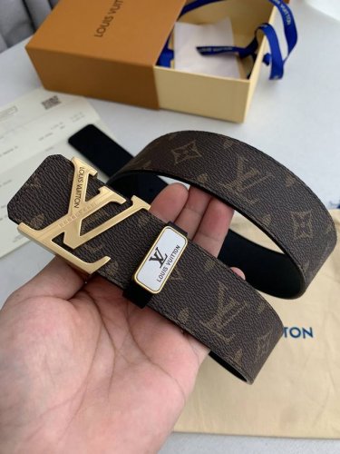 品名： Lv..路易..威登原单 型号：新款纯钢材质挂扣，图片实物拍摄 材料：头层牛皮，挂扣系列，纯钢质扣头，钯镀电镀工艺永不掉色。经典咖老花皮底，专柜同等质量