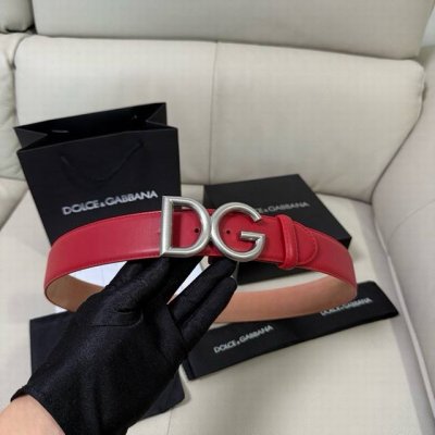 Dg宽4.0Cm 杜嘉班纳 新款 Devotion 系列 Lux 皮革腰带，点缀手工打造的徽标爱心珠宝金属合金搭扣，镶嵌珍珠装饰。扣下方设有点扣无镍搭扣与配件