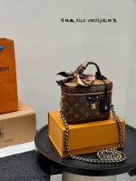 礼盒包装 升级版！ Lv Nice Vanity化妆包 加宽底部 包包顶部选用深浅不一的色调增加层次感 特别是老花真香 这秀款化妆包可爱又能装~手拎斜挎都很好看