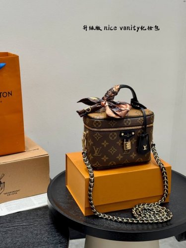 礼盒包装 升级版！ Lv Nice Vanity化妆包 加宽底部 包包顶部选用深浅不一的色调增加层次感 特别是老花真香 这秀款化妆包可爱又能装~手拎斜挎都很好看