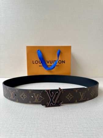 特P190 4.0宽 Lv Optic 双面腰带聚焦经典 Monogram 图案：一面呈现标志性印花帆布，另一面选用亮色皮革。色彩层叠三色Lv Optic 搭扣 - 点击图像关闭