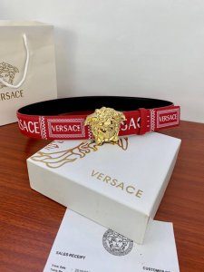 宽度4.0Cm Versace 范思哲 爆款十字纹印花搭配经典人头：此款腰带配有醒目的美杜莎头像搭扣，可为任何造型增添几分立体雅致效果。
