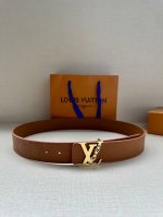 4.0 宽的 Lv Shadow 腰带，尽显经典风尚与内敛格调。其采用 Monogram Shadow 皮革，搭配素面皮革，Lv 搭扣更描绘有珐琅条纹。以摩登笔