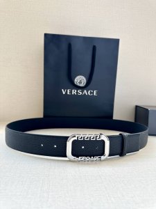 宽度4.0Cm Versace 范思哲 此款柔软的皮带饰3D美杜莎腰带扣，可搭配正装或休闲牛仔装。