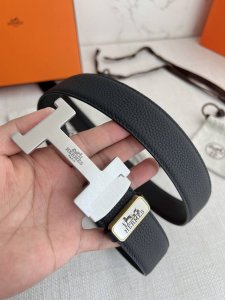 品名：爱马仕.Her..Mes自动扣皮带腰带 型号：自动带身，纯钢材质经典自动扣，自动带身 腰带：百分百头层牛皮，自动带身，保证真皮。24K纯钢扣永不掉色专柜同