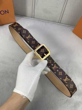 3.0寬Lv Timeless 腰帶擁有纖細皮革帶，為考究針式搭扣Elements 標識。尖形末端廓形勾勒Monogram 花卉，令經典設計煥發摩登意味 - 点击图像关闭