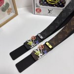 品名：Lv..路易..威登 材质：原单牛皮腰带 百分百头层牛皮腰带保证真皮，24K纯钢扣，专柜原单品质、做工精细，时尚大牌，送人自用首选 包装： 请认准如图专柜