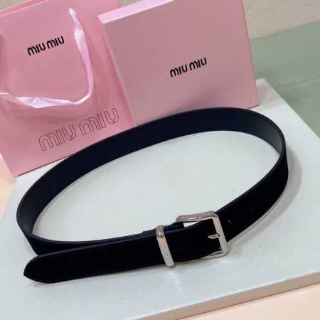 特 Miumiu 23 金属搭扣. 腰带环饰有激光雕刻徽标，这款皮革腰带设计简约而优雅 ，腰带伴环以Miu Miu徽标 进口牛皮腰带 3.5Cm - 点击图像关闭