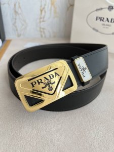 品名：普拉达.prada 原单腰带 皮带 型号：挂扣，经典纯钢材质挂扣，头层牛皮，图片实物拍摄 材料：百分百头层牛皮，保证真皮。24K纯钢扣双面可用专柜同等质量