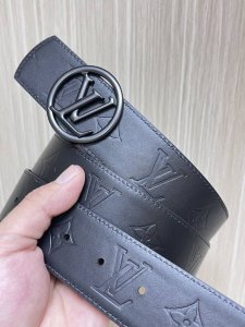 特 .0当季新款 双面进口小牛皮 一面压花 一面起鼓平纹 可双面用 搭配精品扣头 实物实拍