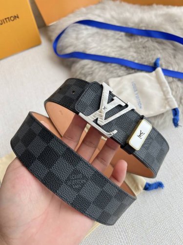 品名： Lv..路易..威登腰带皮带原单 型号：挂扣，经典纯钢材质挂扣，头层牛皮，图片实物拍摄 材料：头层牛皮，挂扣系列，纯钢材质扣头，钯镀电镀工艺永不掉色。原