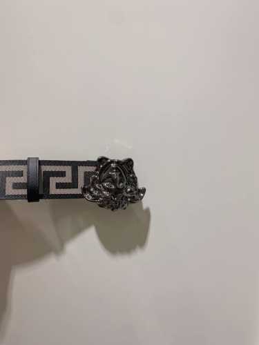 特 此款经典的Versace腰带由柔软的小牛皮制成，饰有La Greca印花，并配有3D美杜莎腰带扣。4Cm