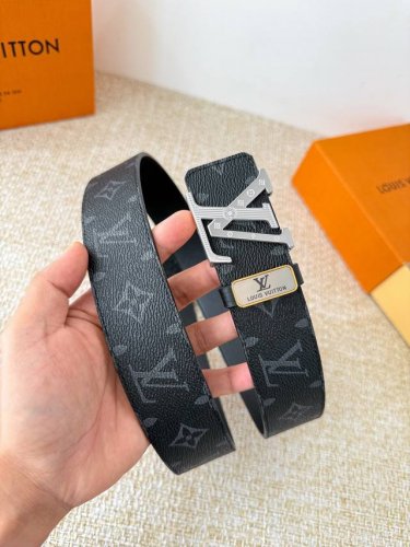 品名： Lv..路易..威登腰带皮带原单 型号：挂扣，经典纯钢材质挂扣，头层牛皮，图片实物拍摄 材料：头层牛皮，挂扣系列，纯钢材质扣头，钯镀电镀工艺永不掉色。原