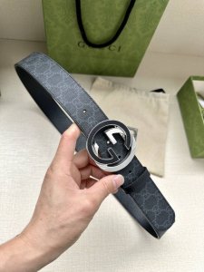 特 宽度3.8Cm Gg Marmont系列每一季都会推陈出新，为灵感源于70年代的标志性双G搭扣注入现代精髓。这款黑色 米色和乌木色Gg Supreme帆布腰