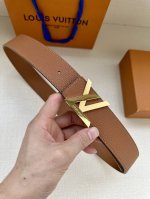 本款 Damier Lv 40 毫米双面腰带做工精良，风格经典。深色牛皮革皮带与 Lv 字母搭扣优雅相称，与精心镂刻的英字母气质优雅，可双面使用，轻松搭配您钟爱
