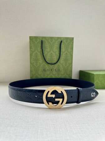 带宽3.8Cm Gucci 互扣式双g原单纹理钢扣腰带，采用热压印技术的gucci Signature皮革精制而成，触感厚实，印花图案清晰分明。 - 点击图像关闭