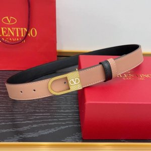 牛皮革腰带，复古黄铜做旧效果处理金属扣环，饰以珐琅 Vlogo Signature 细节 宽度：3.0Cm