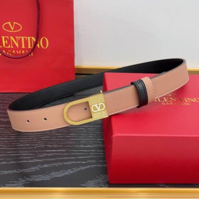 牛皮革腰带，复古黄铜做旧效果处理金属扣环，饰以珐琅 Vlogo Signature 细节 宽度：3.0Cm