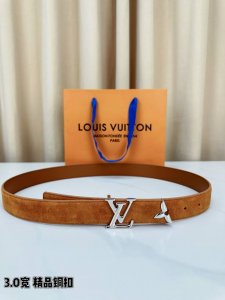3.0宽 pretty Lv 腰带依托品牌精湛工艺，以莹亮金属打造 Lv Initiales 搭扣，与末端的不完整 Monogram 花卉遥相呼应。绒面皮革为秋